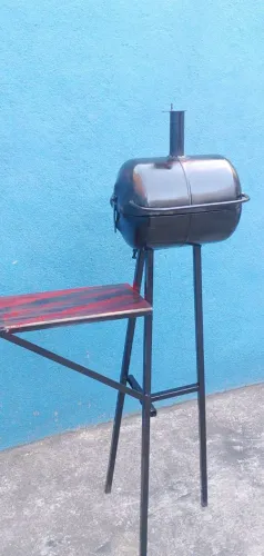 Churrasqueira de bafinho pequena com duas grelhas desmontáveis bandeja de apoio lateral