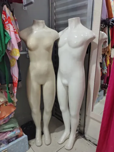 Vendo cabides infantil, um casal de manequim juvenil e bustos masculino e feminino