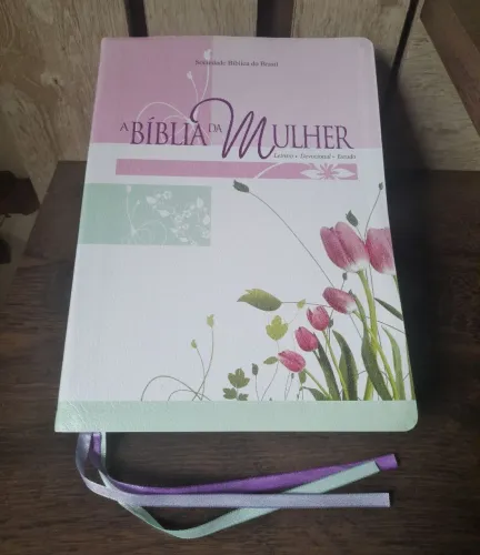 Bíblia de estudo da mulher (Bíblia grande)Sem risco e nem rasuras.