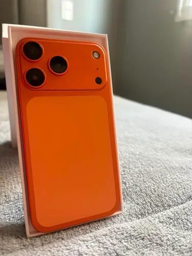 iPhone XR na carcaça do 17 pro
