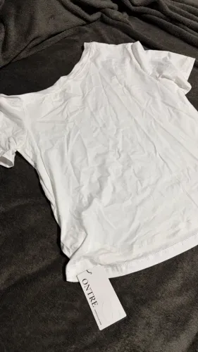 camiseta branca ombro caído