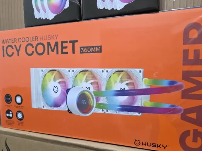 WaterCooler 360 com mangueira colorida e medidor de temperatura na bomba