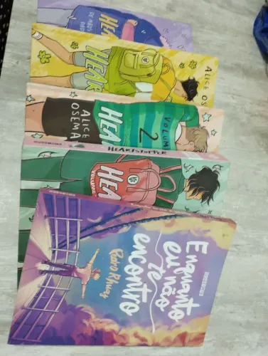 Coleção Heartstopper 1-4 + Enquanto Eu Não Te Encontro