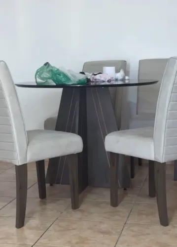 Mesa redonda com 4 cadeiras MOTIVO DA VENDA COMPREI OUTRA