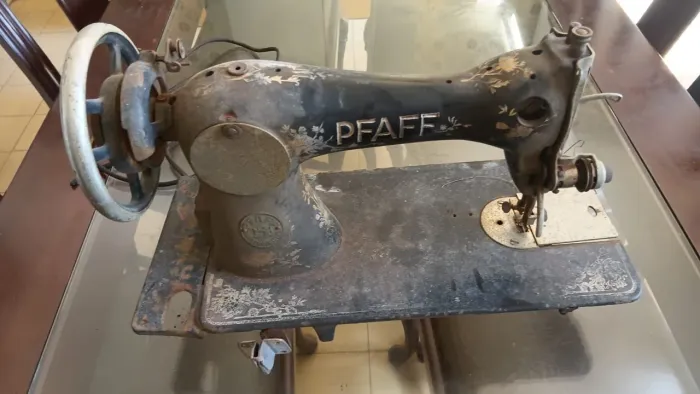 Máquina de costura antiga para decoração