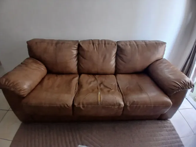 Vendo sofas de 2 e 3 lugares em Corino marrom
