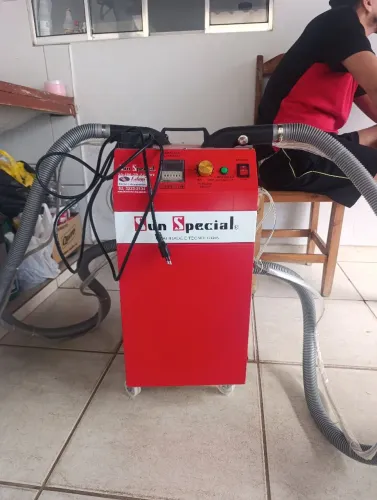 Máquina de arrematar linhas' semi nova!!