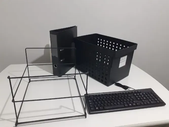 **KIT ESCRITÓRIO: 1 TECLADO HP + 1 PASTA AZ OFÍCIO + 1 SUPORTE ARAMADO + 1 ARQUIVO PLÁSTIC