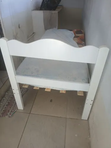 Cama de solteiro branca