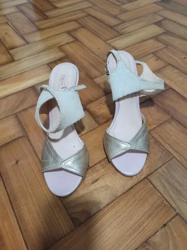 Sandalia bege 38