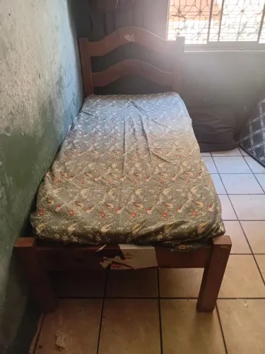 Vendo cama de solteiro conservada 