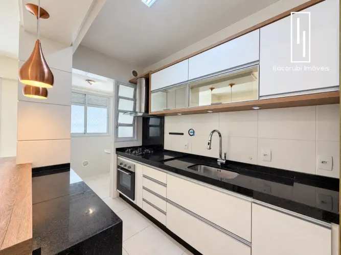 Apartamento semimobiliado com face norte