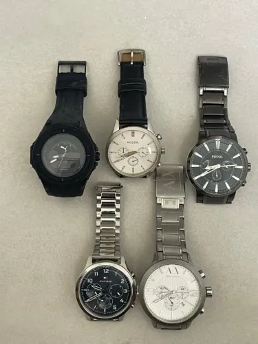 05 RELÓGIOS de Diversas MARCAS: ARMANI, HILFIGER, FOSSIL, PUMA