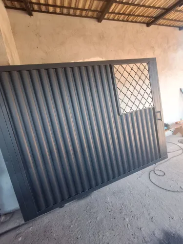 Vende-se portão na chapa 18 ,medidas 2.90 por 2.17. Portão de garagem .