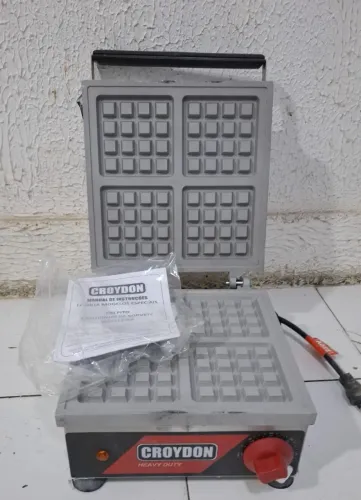 Máquina de Waffle Quadrada Simples Waffleira MWQS 220v Croydon (nunca usada)