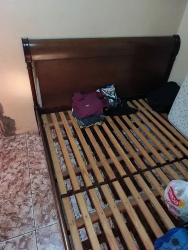 Cama  e um colchão 