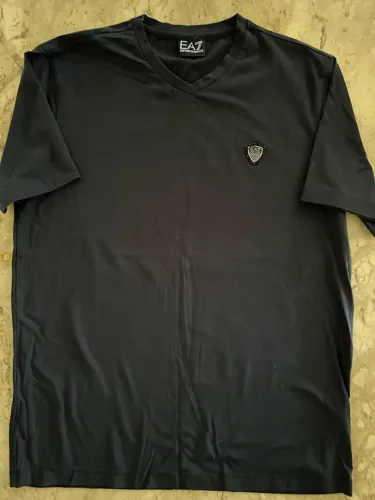 Camiseta Masculina Emporio Armani EA7 - Original (Preto/Gola V).- P