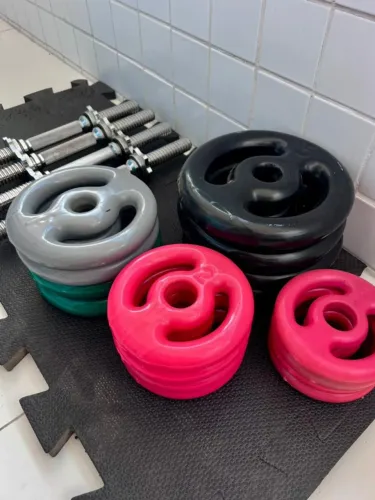 Kit halteres maciço e 46kg anilhas emborachadas