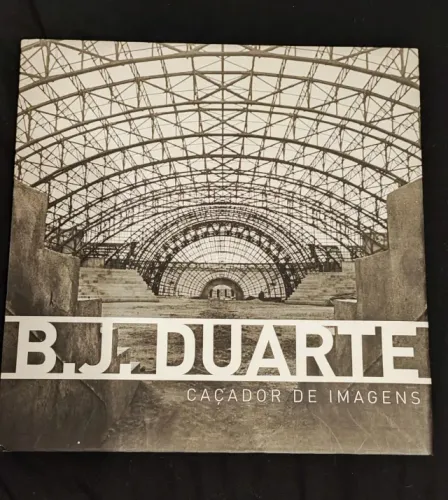 Livro caçador de imagens de Benedito Junqueira Duarte em estado de novo