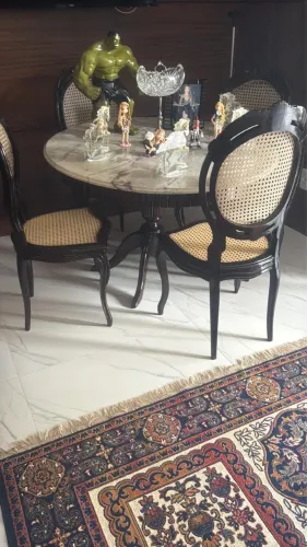 Mesa de jacarandá, estilo inglês, tampo de mármore, cadeiras medalhão duplo 