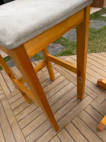 Mesa alta bistrô com duas banquetas 