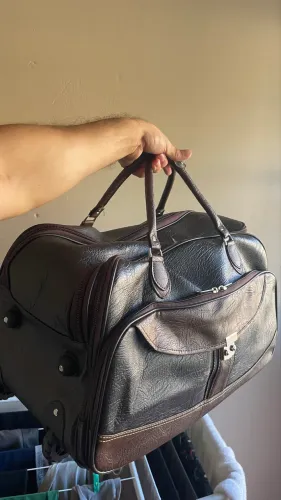 Mala com rodinha e alça de mão