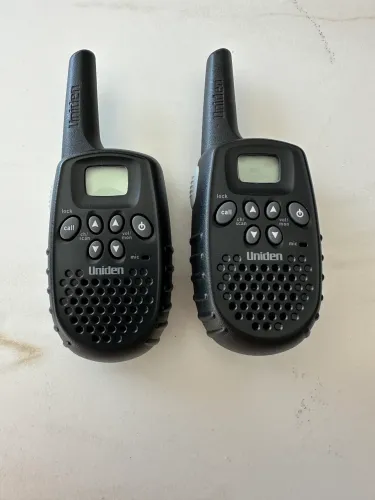par de rádios comunicadores (walkie-talkies) Uniden GMR535-2 usados,