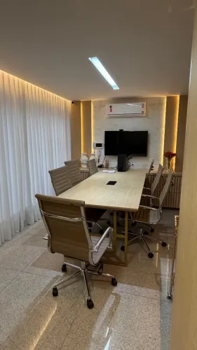 Mesa de Reunião + Cadeiras + Painel