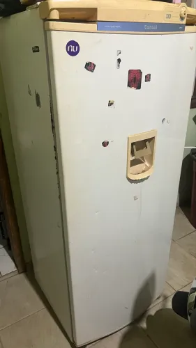 Vende se geladeira
