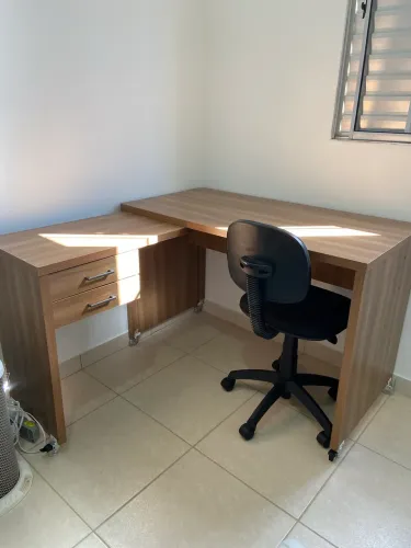 Escrivaninha de Madeira com 2 Gavetas + Cadeira de Escritório - impecável