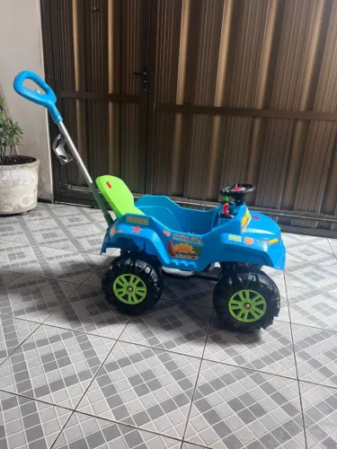 Quadriciclo de passeio e pedal Bandeirante Superjipe na cor azul.