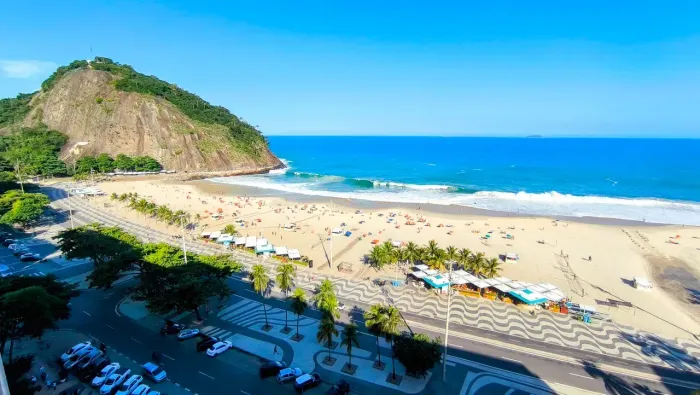 Raridade no Leme: Cobertura Frente Mar, Vista Total da Orla e Custo Fixo Inacreditável!