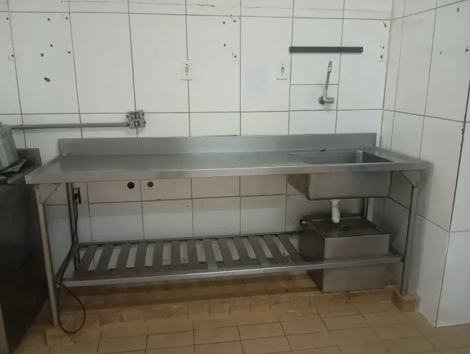 Vendo 1 bancada de inox com pia e caixa de gordura 2,05x 0,60 e outra de 2,65 X 0,60e
