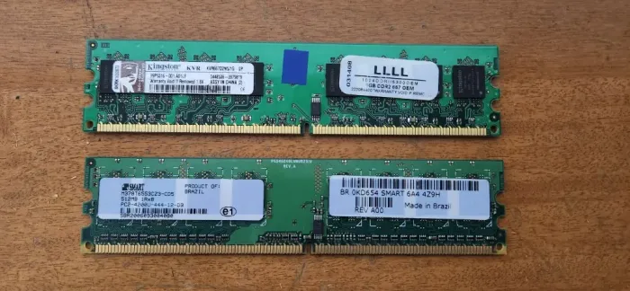 Kit com 2 Memórias RAM DDR2 1,5GB - 1GB 667MHz da Kingston e 512MB 533MHz da Smart - Usado