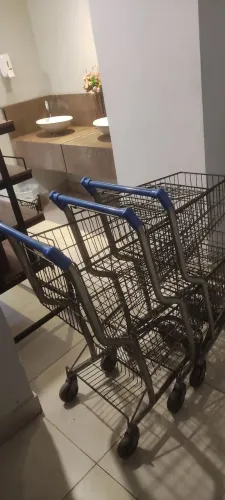 Vende-se 3 carrinhos para mercado 