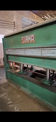 Prensa hidráulica usada marca a Sirma composta de 06 pratos, 05 vãos e 4 pistões.