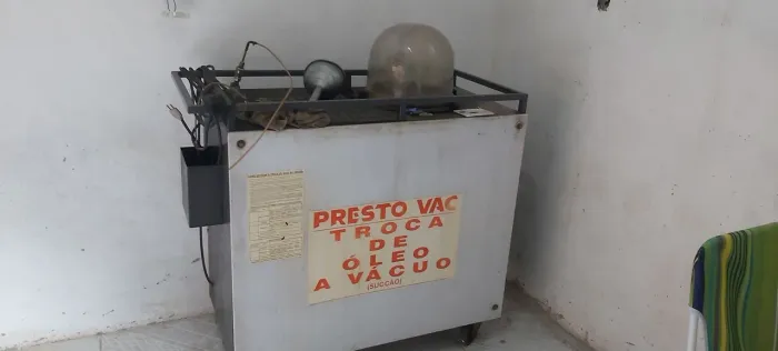 Máquina troca de óleo a vácuo.