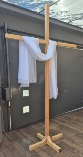 Cruz de madeira para eventos religiosos e cerimônias.