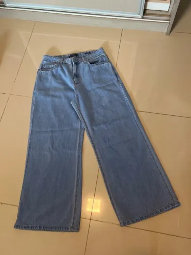 Calça jeans clara usada poucas vezes
