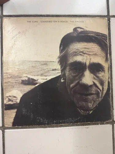 Disco vinil "Standing on a Beach - The Singles" (1986) da banda The Cure