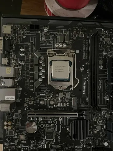 Kit Intel i3 10100F + B560M-E PRO (Excelente estado)
