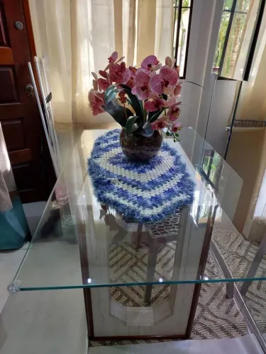 Mesa de vidro com base de madeira - Seminova