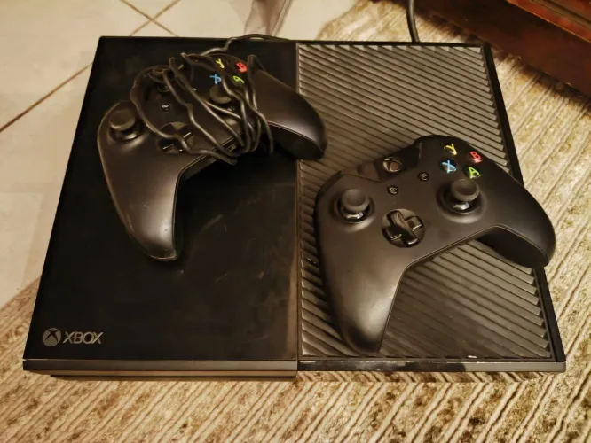 console Microsoft Xbox One original (FAT) 2 controles kinect 8 jogos e fone. Mais brinde.
