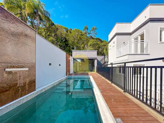 CASA MODERNA DE CONCEITO ABERTO, ILUMINAÇÃO NATURAL E ÁREA DE FESTAS