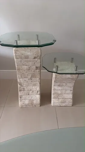 Mesa lateral de mármore tavertino e vidro bis orado - SÓ VENDE O PAR 