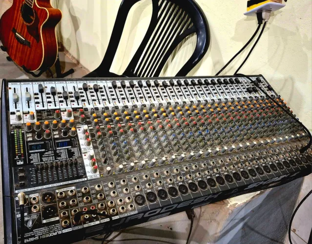 Mesa de Som Eurodesk 32 Canais