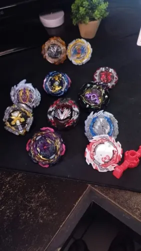 Coleção de Beyblades originais Takara Tomy