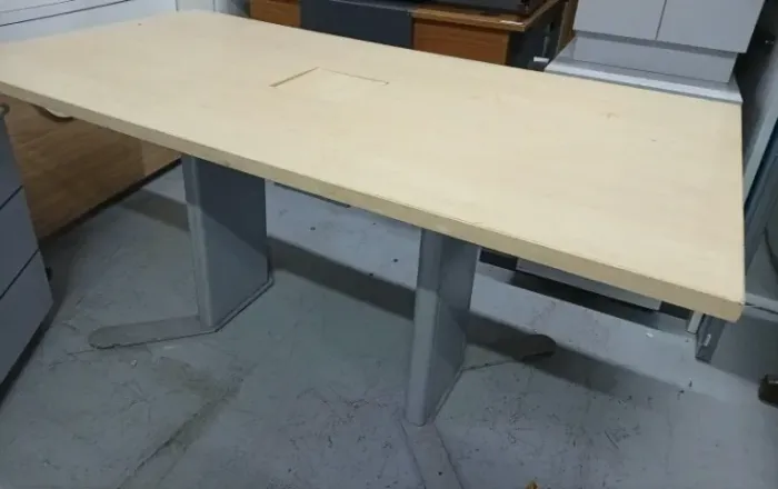 Mesa de Reunião para Escritório Com entrada de Tomadas e Passagem para fios