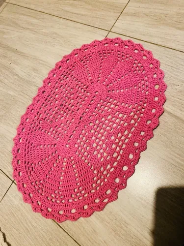 Tapete de crochê com detalhes de coração 