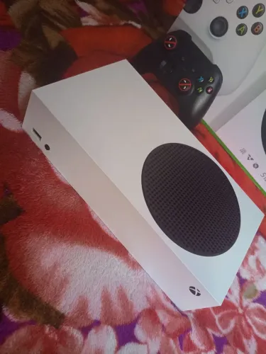 Xbox series S, armazenamento de 500 GIGAS, controle caixa e acessórios extras